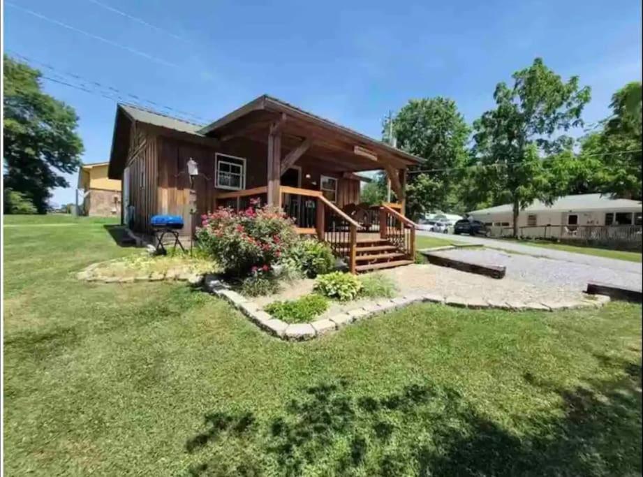 Cozy Cabin Walking Distance To Parkway! بيدجن فورج المظهر الخارجي الصورة