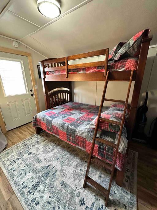 Cozy Cabin Walking Distance To Parkway! بيدجن فورج المظهر الخارجي الصورة